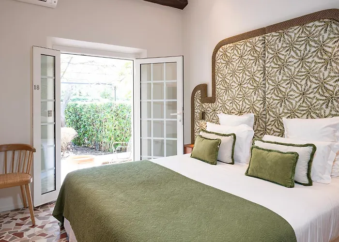 Отель Lou Cagnard