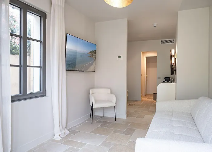 Отель Lou Cagnard 4*